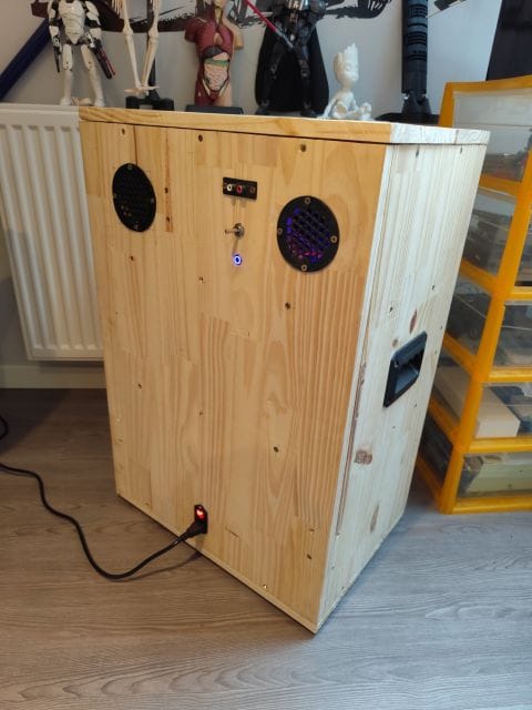 Arrière du caisson avec les grilles imprimées en 3D et le bouton d'appairage