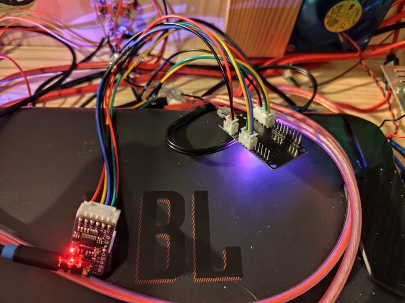 Gros plan du câblage entre l'ESP32 et le DAC PCM5102A