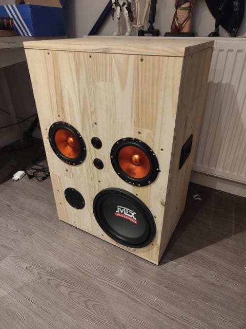 Face avant de l'enceinte terminée, haut-parleurs et caisson de basses MTX