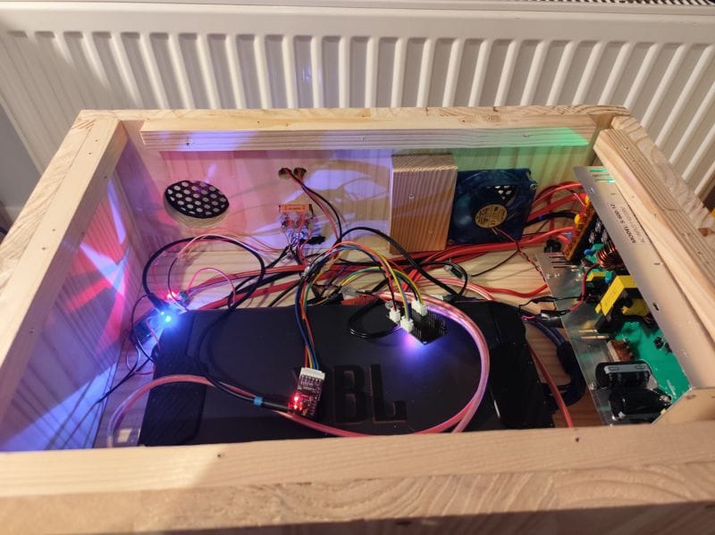 Intérieur du caisson : électronique, alimentation, amplificateur et ESP32